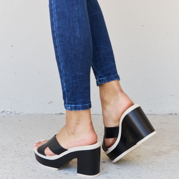 Cherish The Moments Contrast Platform Sandals in Black - Picture 6 of 11